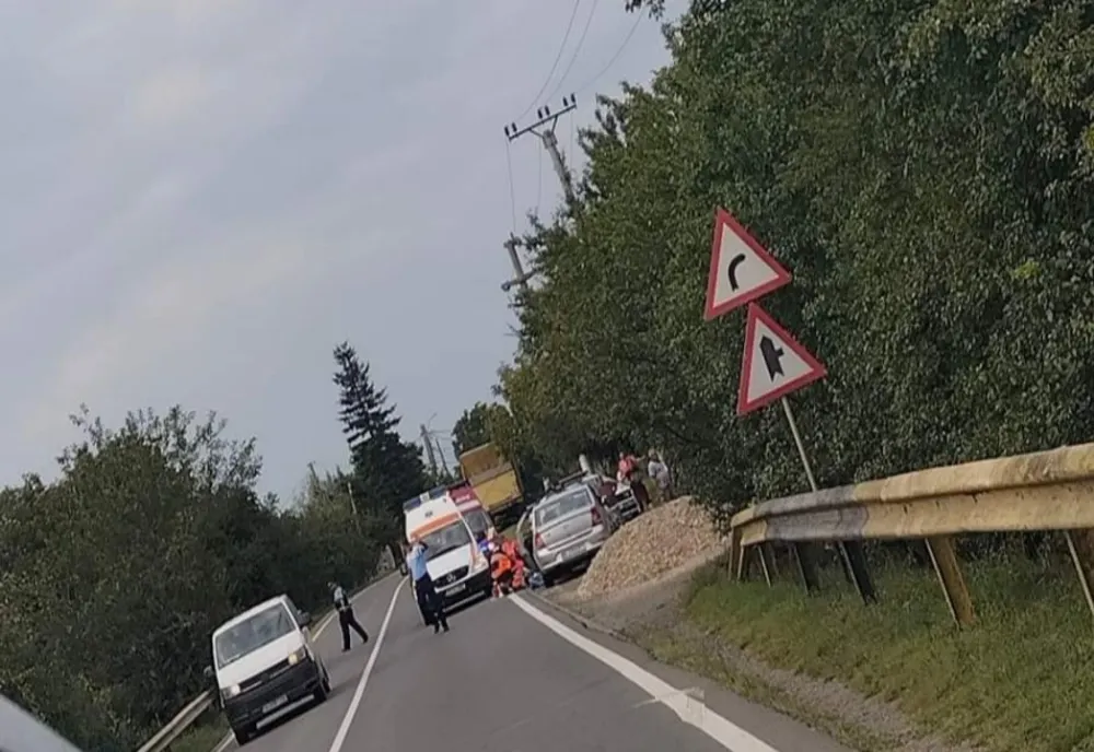 Dâmbovița. Un bărbat care nu s-a asigurat la coborârea dintr-un autoturism a fost lovit mortal de un TIR, la Butimanu