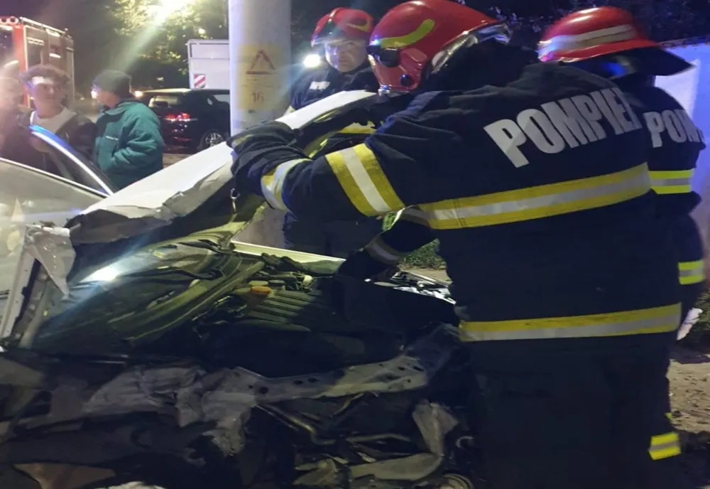 Dâmbovița. Accident rutier pe DN 72, în Valea Voievozilor. Un adolescent a intrat cu mașina într-un cap de pod, apoi în gardul unui imobil