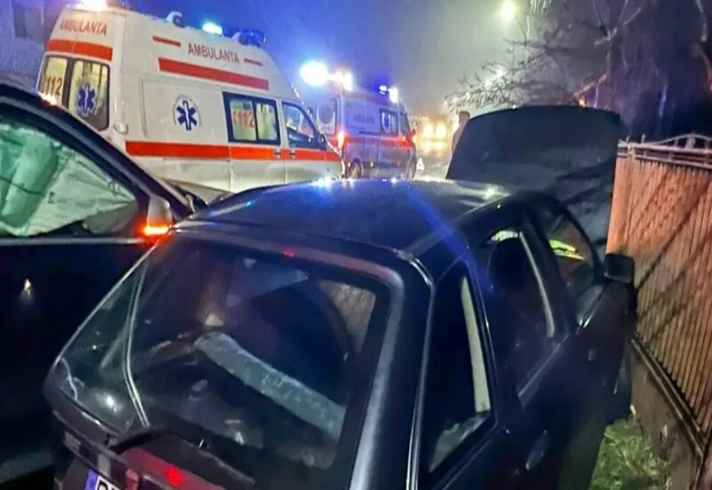 Dâmboviţa. O persoană a fost rănită după ce un autoturism a intrat într-o mașină parcată