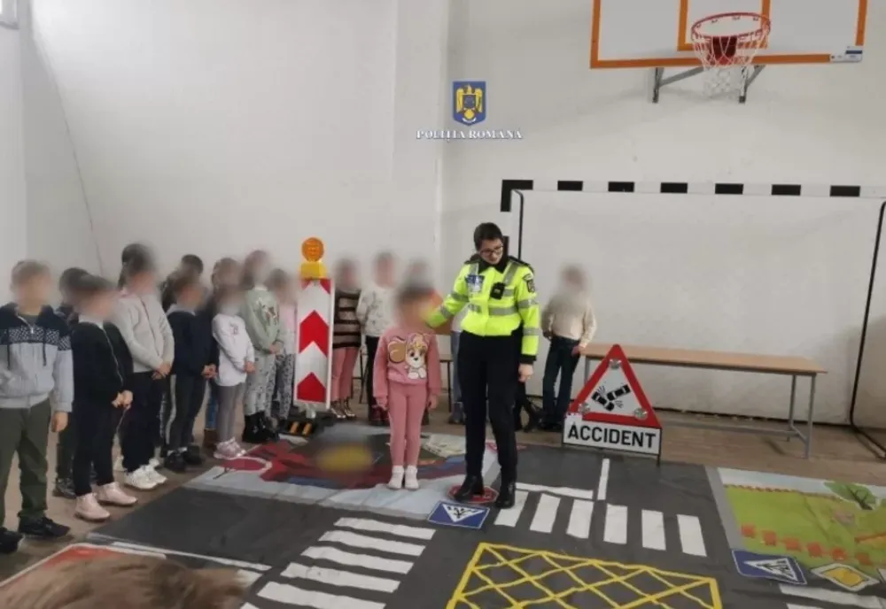 Elevii dâmbovițeni și polițiștii rutieri, la ora de Educației Rutieră 