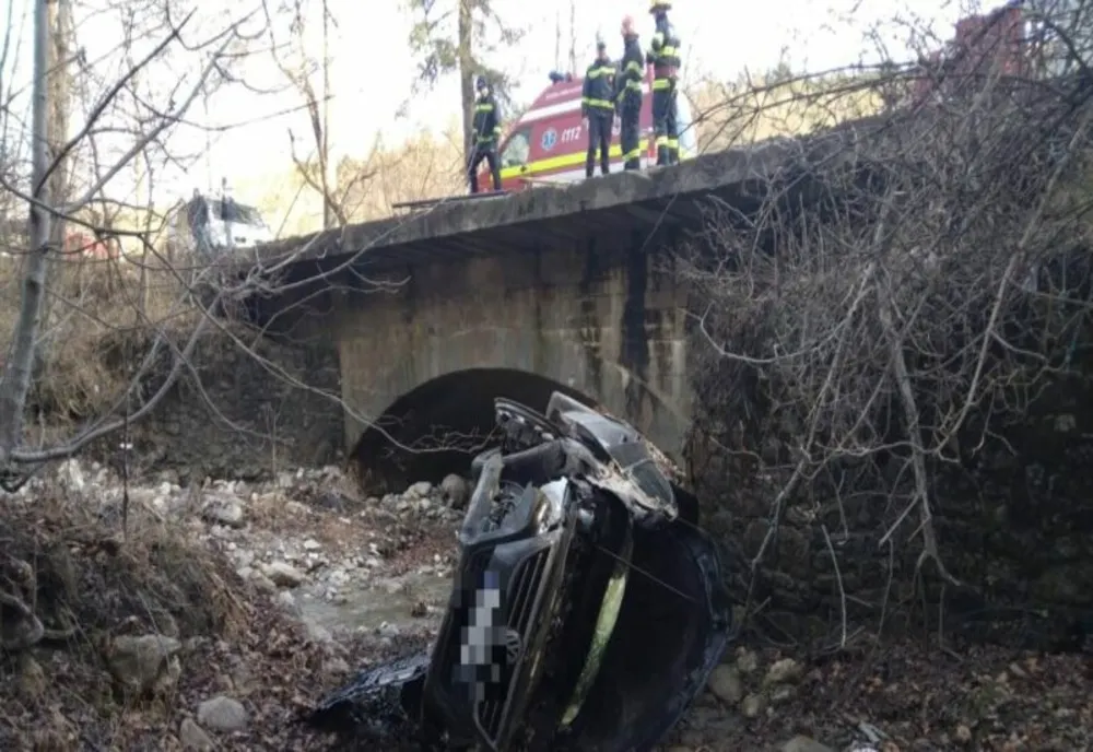 Dâmbovița. Accident grav, cu trei victime, după ce o mașină s-a răsturnat