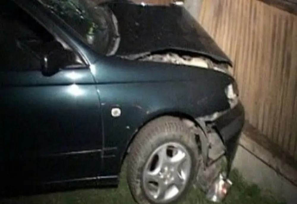 Un şofer din Dâmbovița s-a oprit cu mașina într-un gard după ce a pierdut controlului volanului