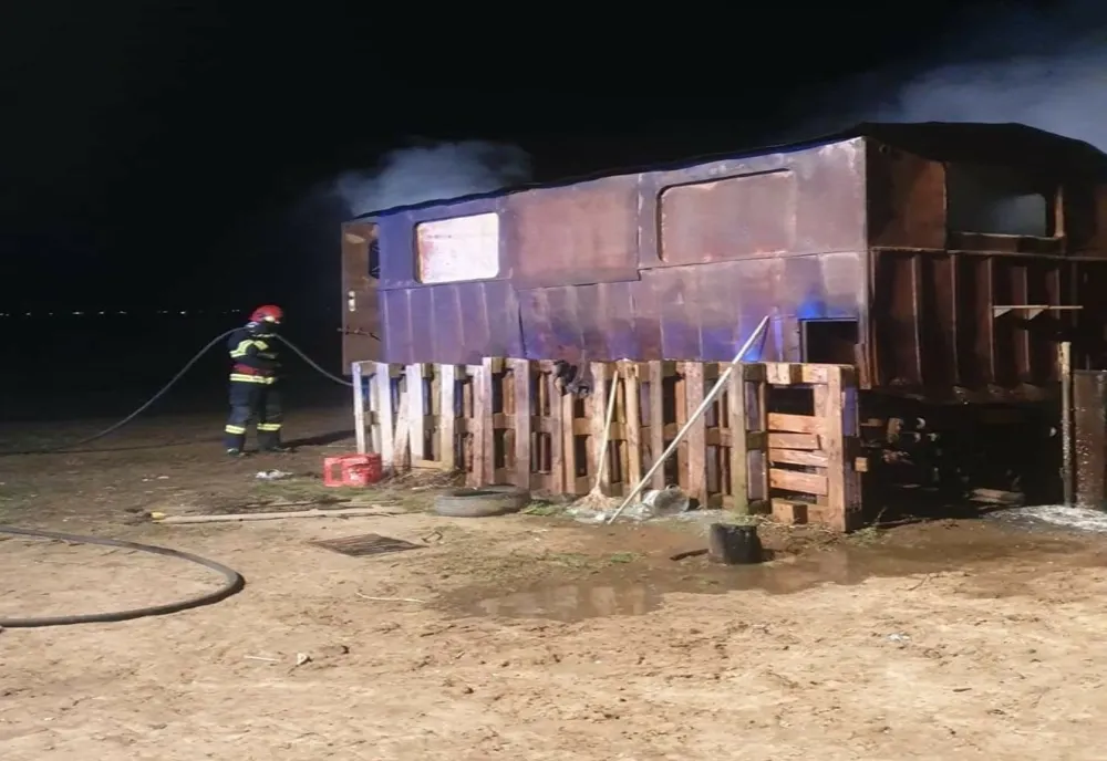 Dâmboviţa. Stână dezafectată, distrusă de flăcări, noaptea trecută