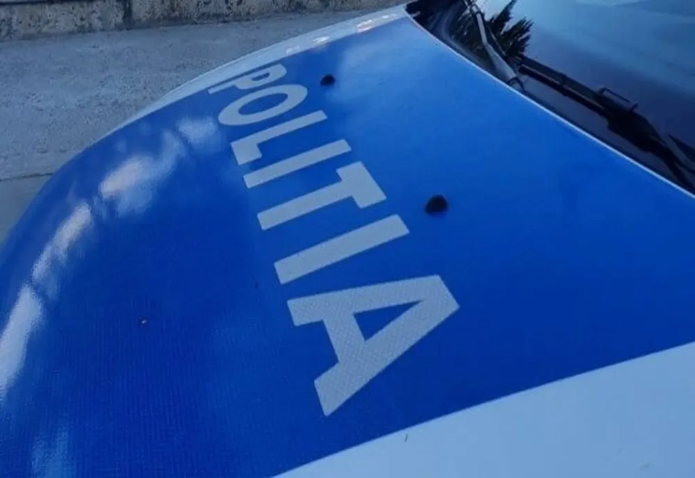 Copil de trei ani, găsit singur pe stradă, în fața unui magazin din Găești