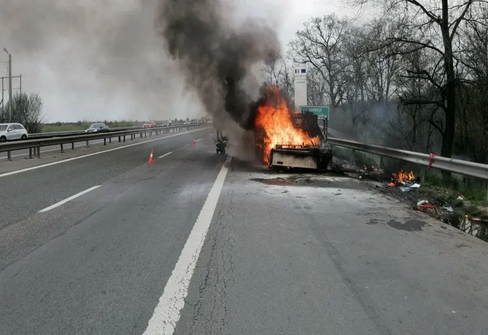 Un autoturism a fost cuprins de flăcări, în comuna dâmbovițeană Corbii Mari, pe A1 