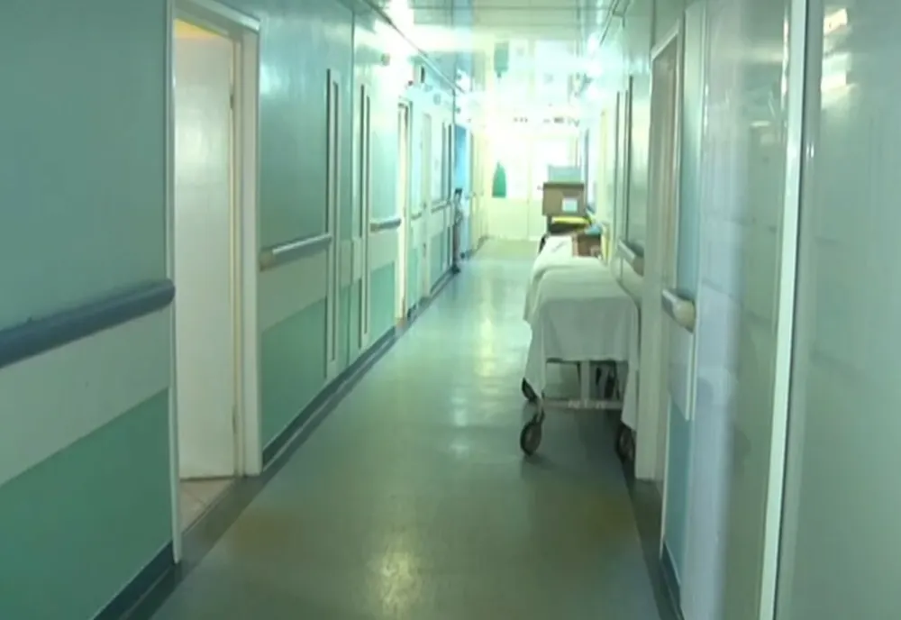Pacient cu suspiciune de atac cerebral, lăsat să aștepte 6 ore pe holul Spitalului Județean Târgoviște. Conducerea și-a cerut scuze public