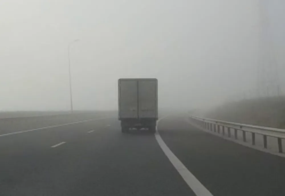 Circulație în condiții de ceață, joi dimineață, pe mai multe șosele din țară 