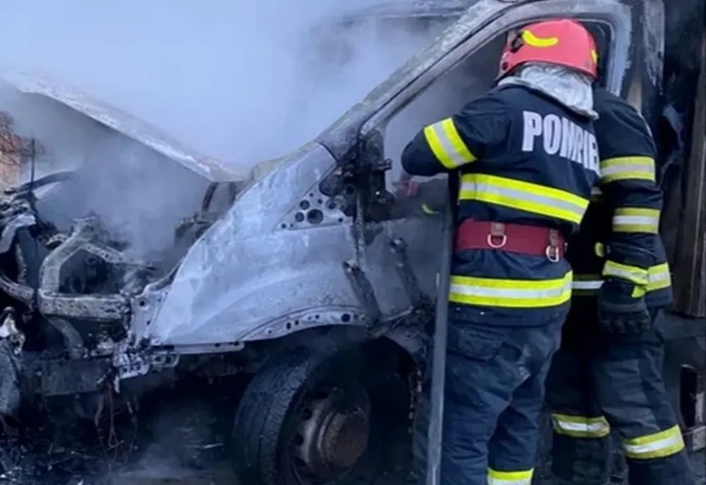 Autoutilitară cuprinsă de flăcări, în Dâmbovița!