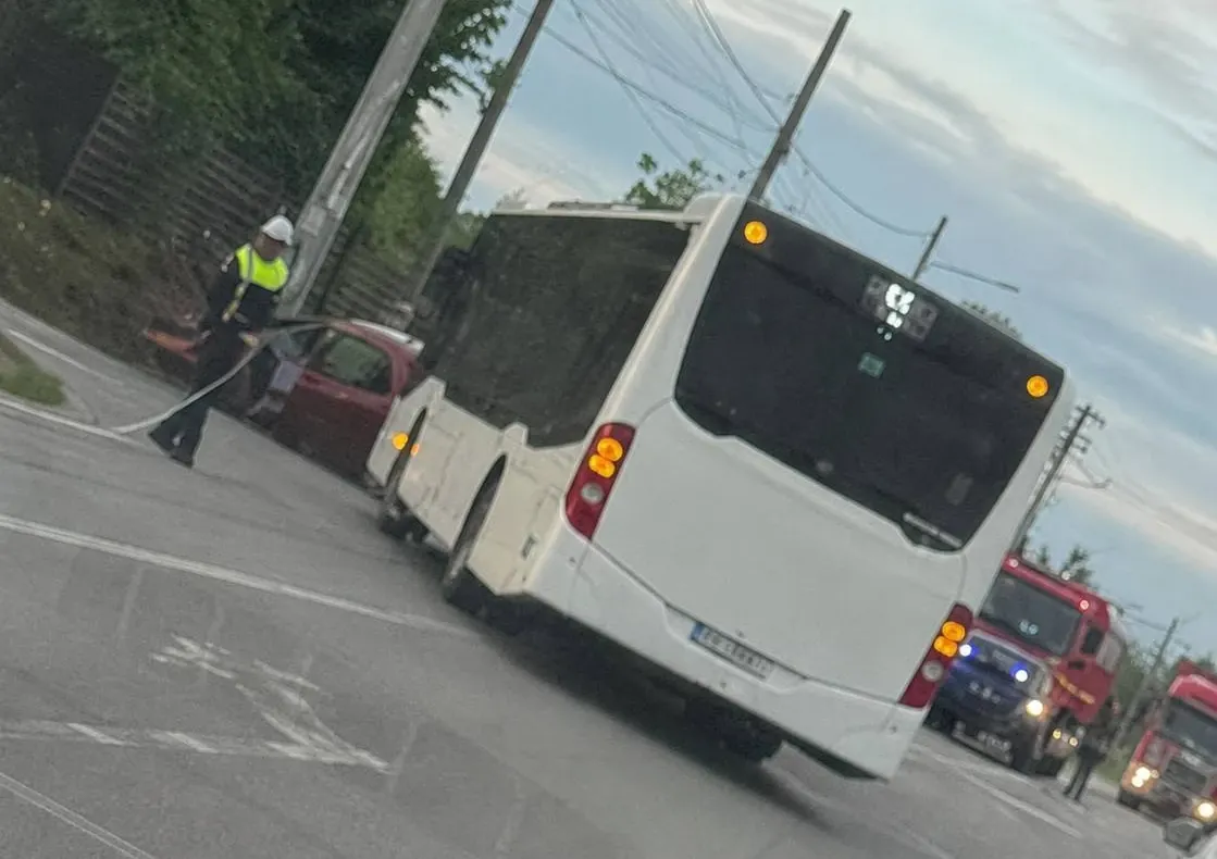 Accident în Dâmbovița: trei persoane rănite după impactul dintre un autobuz și o mașină