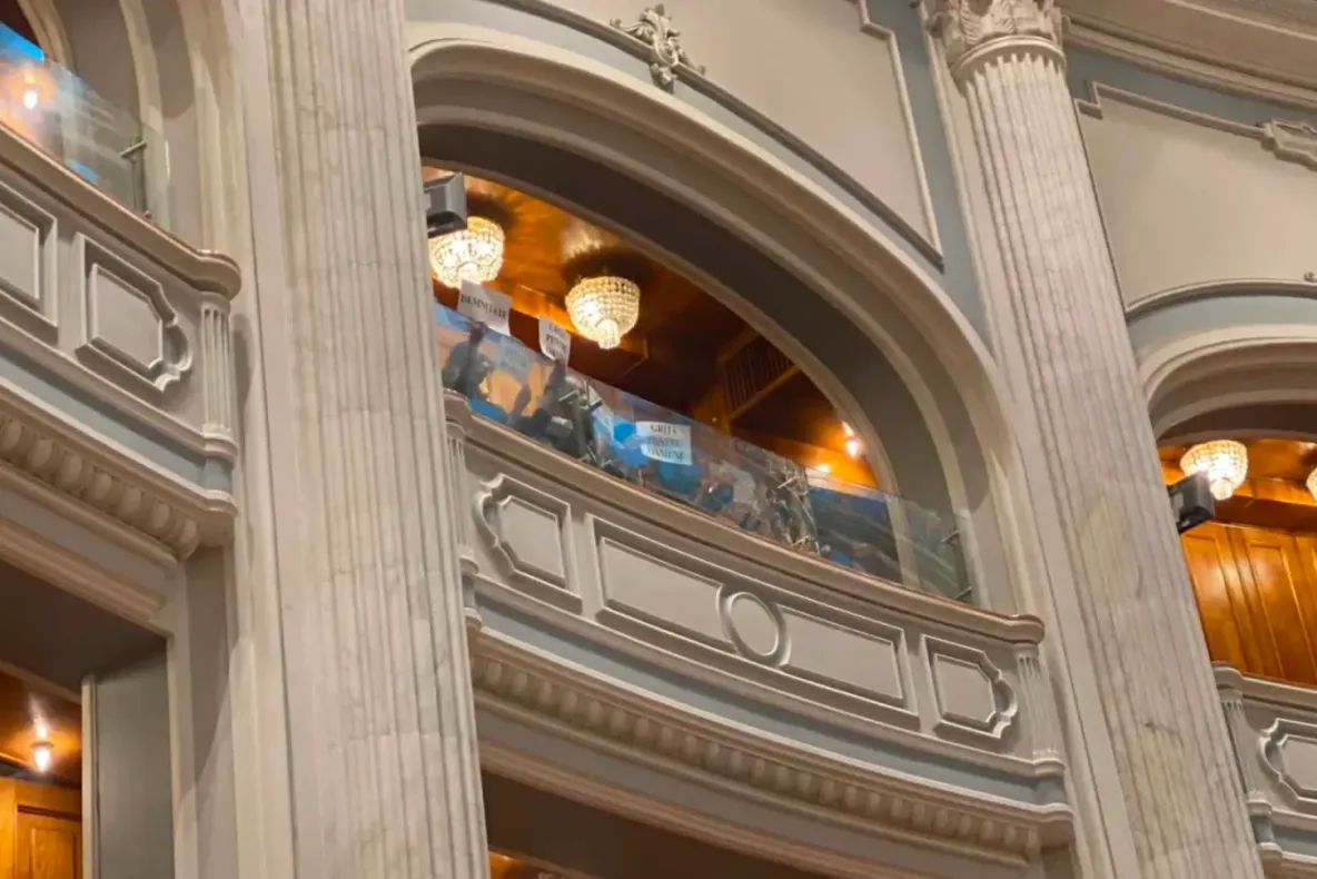 Medicii au protestat în balconul Parlamentului, în a doua zi de grevă generală