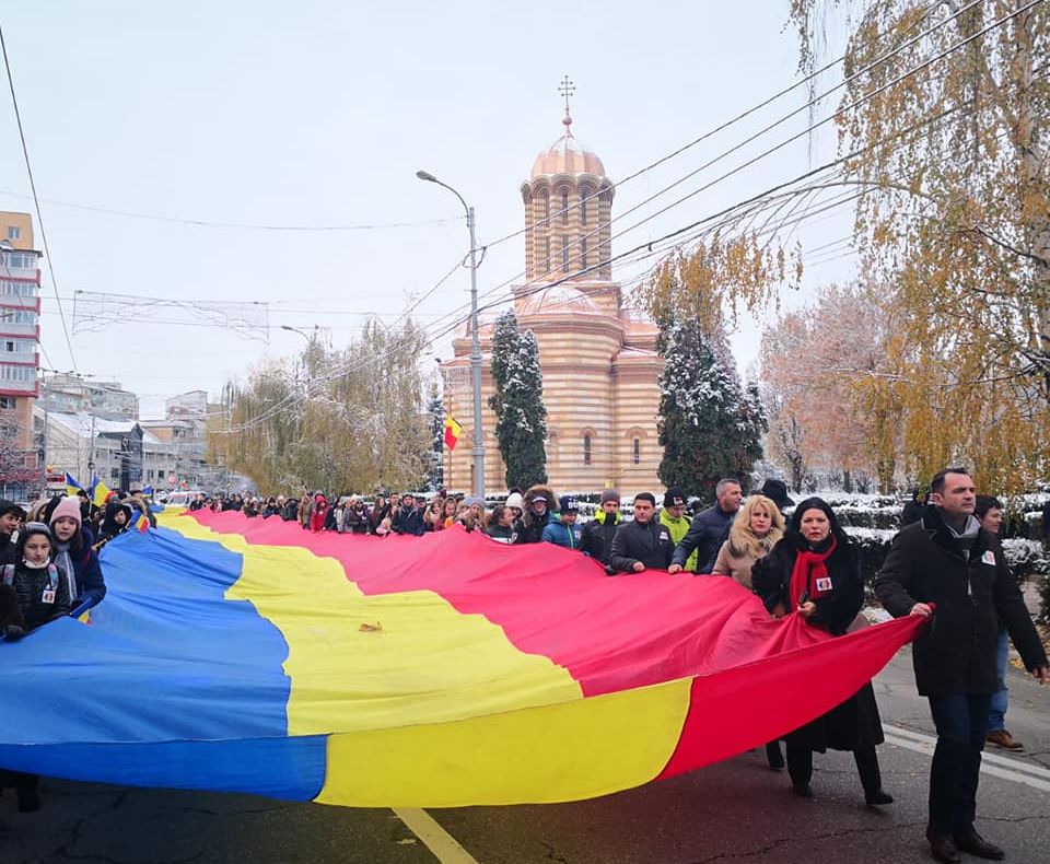 Tricolor de 100 de metri, purtat pe străzile din Târgoviște