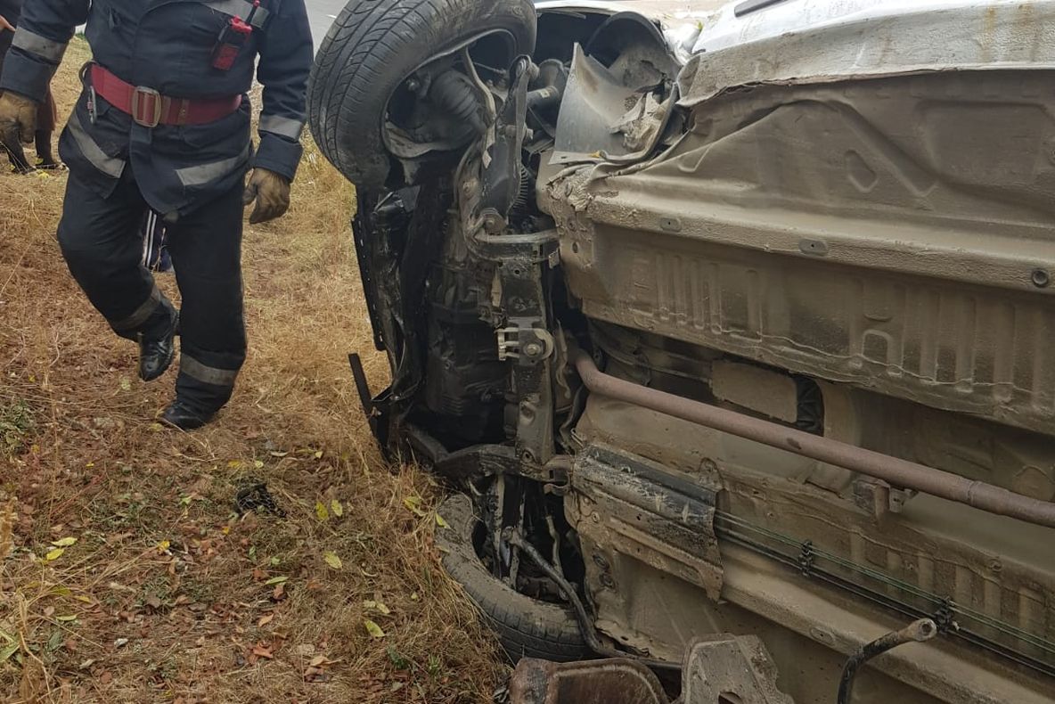 Foto| Prea obosit pentru șofat. S-a răsturnat cu mașina în afara carosabilului