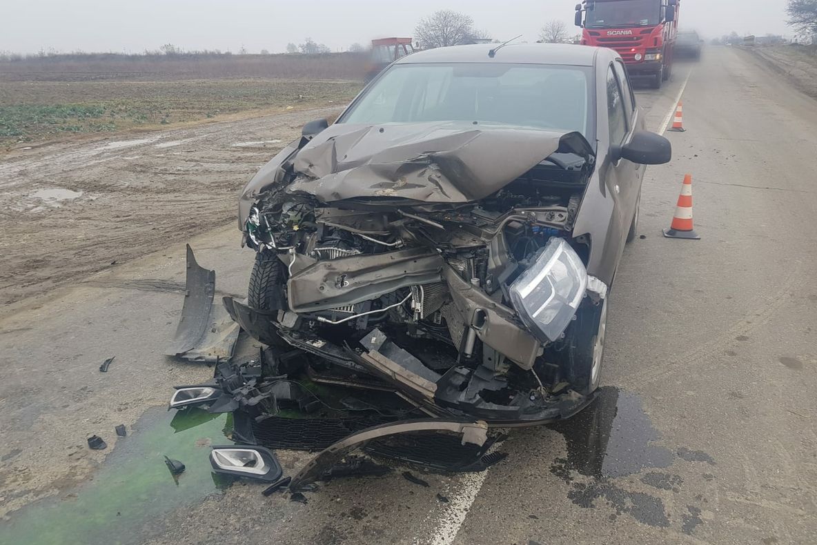 Foto| Tractorul a fost mai rezistent. Coliziune între un autoturism și un tractor, pe DN 7