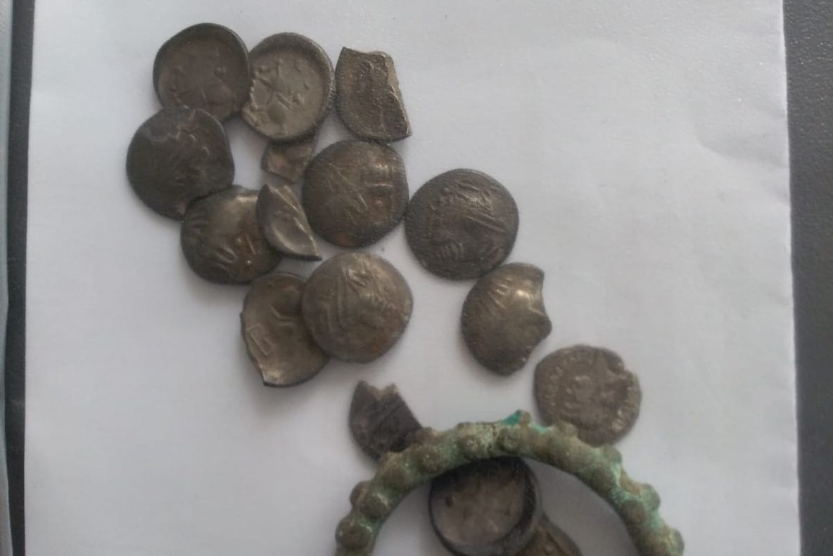 Autoritățile extind cercetările la Dărmănești, acolo unde au „răsărit” 16 monede dacice și romane din argint