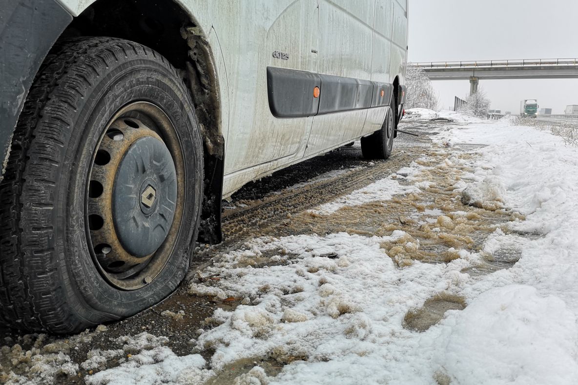 FOTO Autostrada gropilor! Zeci de șoferi și-au distrus mașinile în câteva ore pe A1