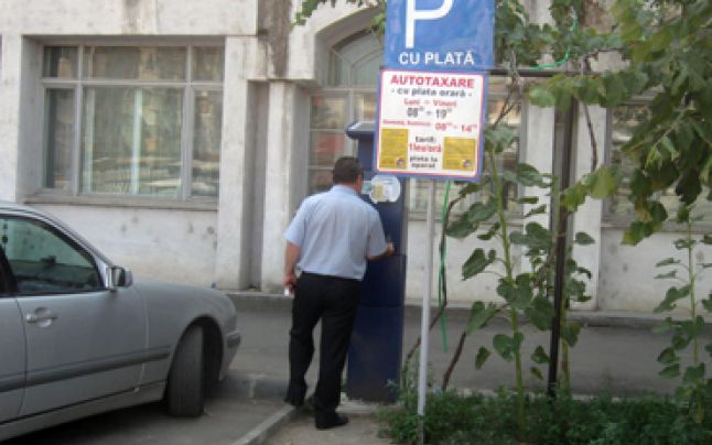 VIDEO Tânăr suprins în costumul lui Adam, în curțile unor săteni