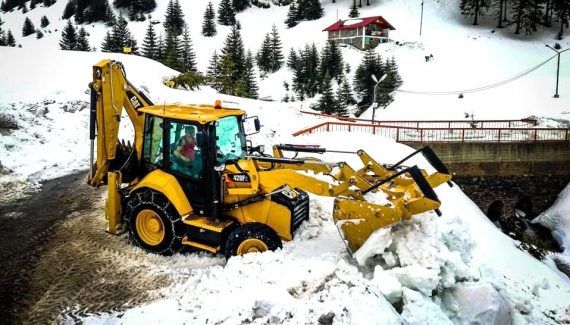 DJ 713 care face legătură între DN71 - Cota 1000 și Platoul Montan Bucegi, blocat de mai multe avalanșe