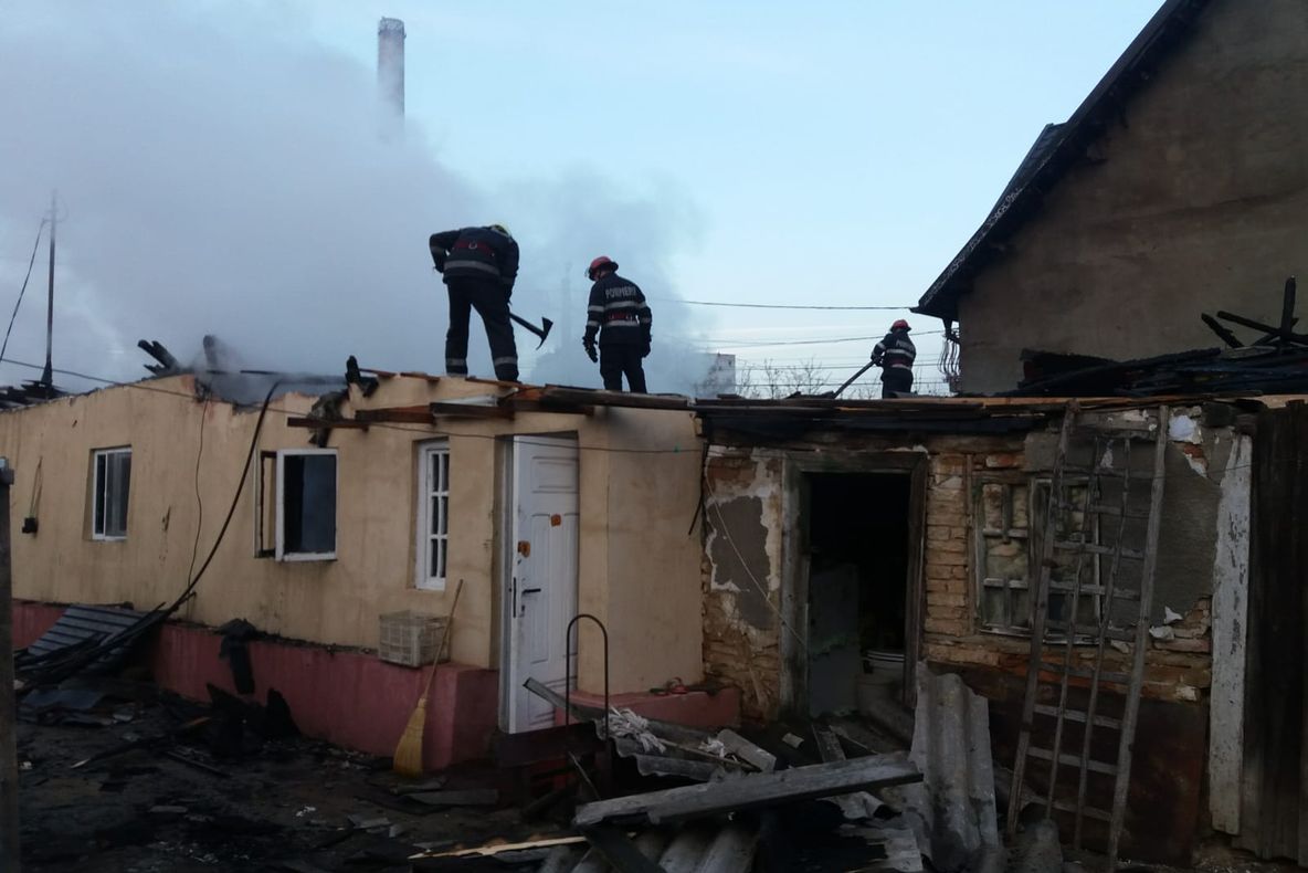 Update- Foto-Video| Două case au luat foc la Doicești. Incendiul nu a făcut victime