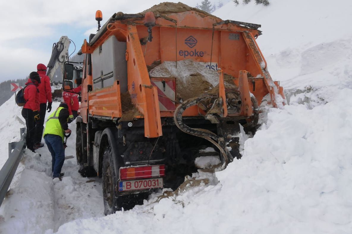 Foto-Video| Avalanșa a surprins un utilaj de dezăpezire, pe DJ 713.Șoferul s-a salvat în ultimul moment