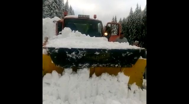 DJ 714, la mila ... „avalanșelor”. LDP nu mai intervine pe acel sector din cauza pericolelor la care sunt expuși muncitorii