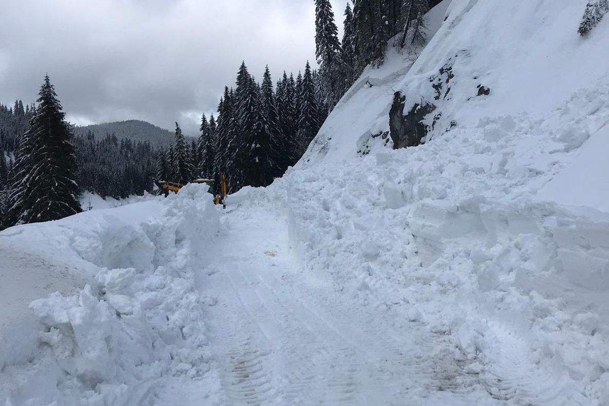 VIDEO Două utilaje surprinse (din nou) de avalanșe, în Bucegi. Drumul este blocat