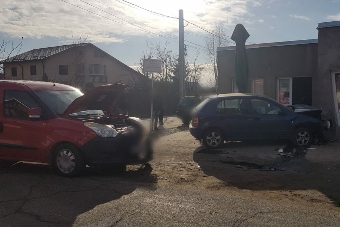 Accident pe DJ 702 D. O persoană este rănită