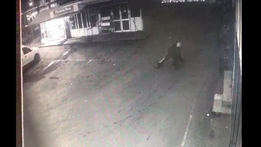 VIDEO Pe șapte cărări, dar cu chef de „miștocăreală”, un bețiv a pus Poliția din Găești pe drumuri degeaba
