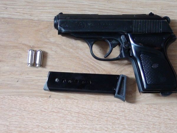 S-a înarmat cu un pistol cu gaze, fără a avea dreptul. Dosar penal pentru un dâmbovițean
