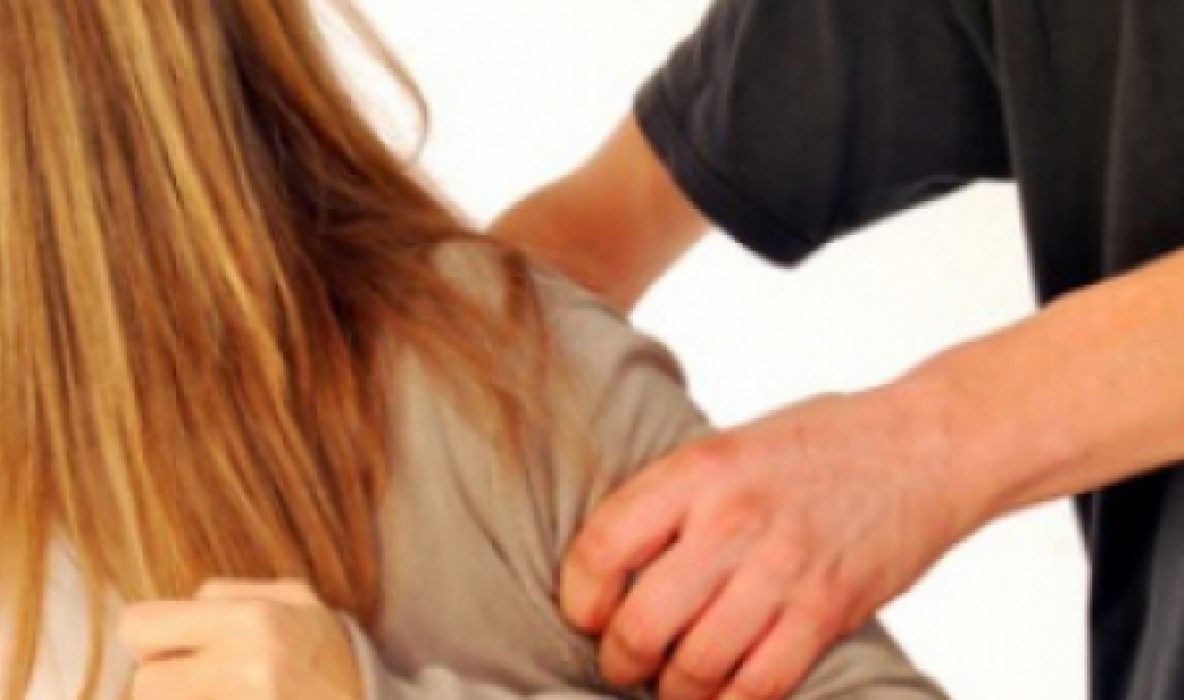 Reținut pentru şantaj, hărţuire, ameninţare şi distrugere la adresa fostei iubite