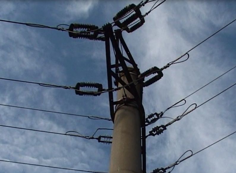 Tânăr de 19 ani electrocutat, după ce s-a suit pe un stâlp de înaltă tensiune