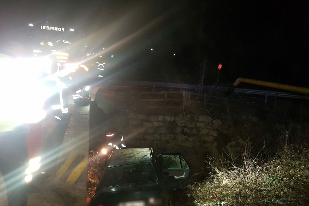 A ieșit în decor. Accident spectaculos la Priseaca