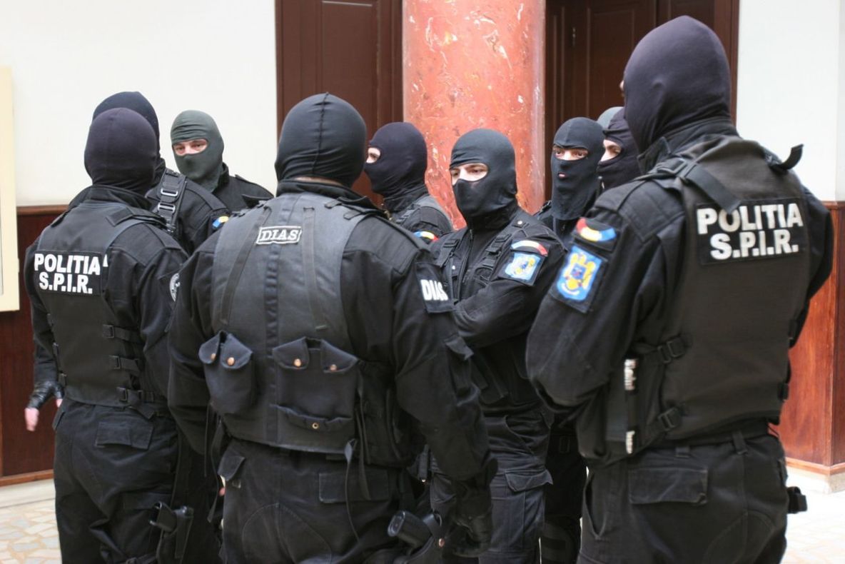 Grupare din Dâmbovița, specializată în spălare de bani, destructurată de polițiști