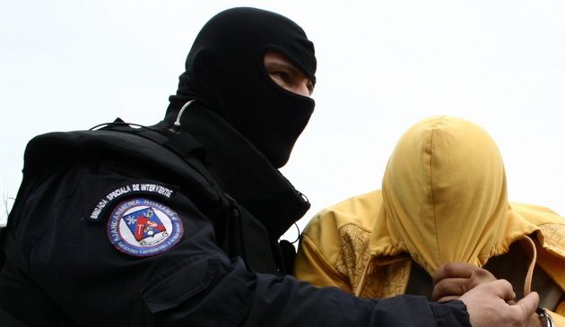 Doi tâlhari din Mătăsaru, prinși și duși la închisoare