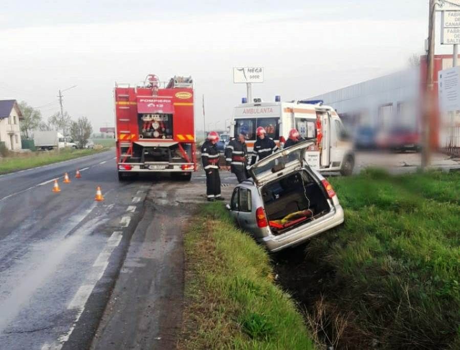 Impact violent. O persoană a scăpat cu viață după ce s-a răsturnat cu mașina într-un șanț