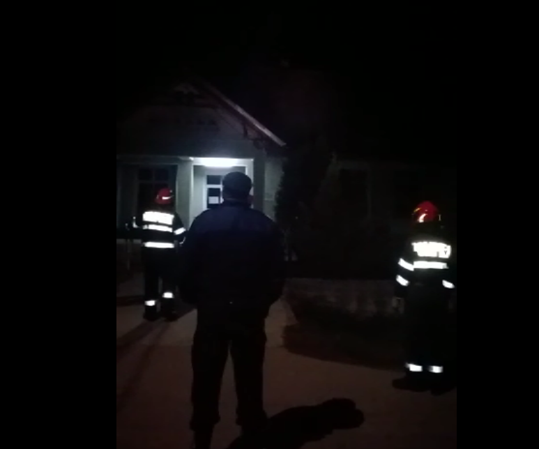 Nemulțumit că nu are asfalt pe uliță, un bărbat băut s-a urcat pe școală și a amenințat că se aruncă