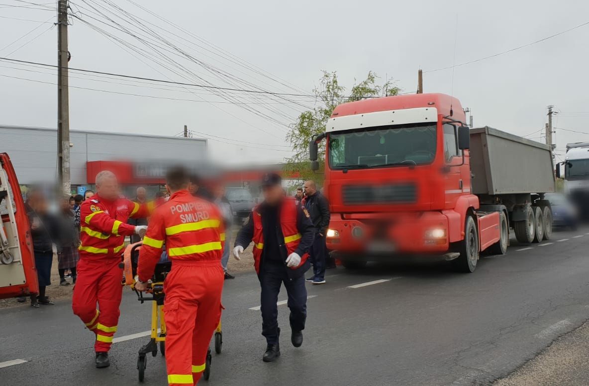 Femeie accidentată grav de un camion, la Crevedia, pe DN 1A