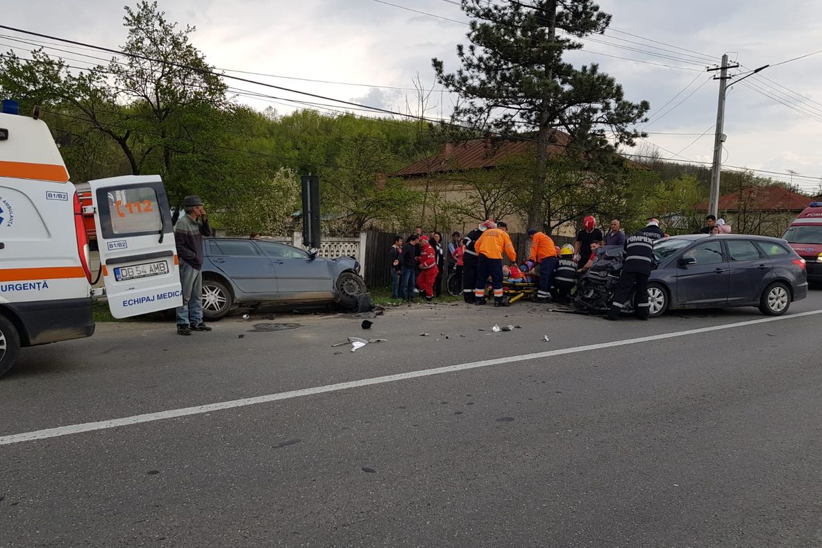 Accident grav pe DN 72, cu șase răniți. Două autoturisme au intrat în coliziune.