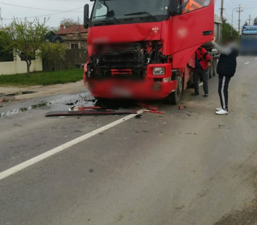 Coliziune între două camioane pe DN 1A. O persoană este rănită