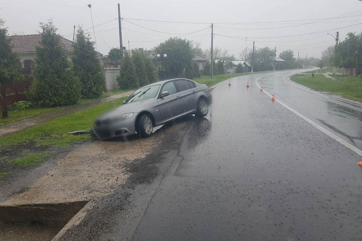 Ploaia face pagube. A ajuns în șanț, după ce a derapat pe asfaltul ud