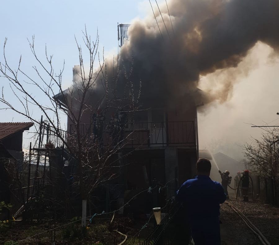 Incendiu la o lucuință din Răzvad. Pompierii intervin cu două autospeciale