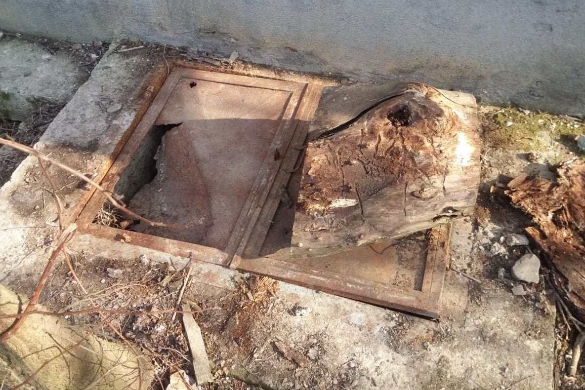 Cazul de la Iași, în care un copil a murit după ce a căzut în fosa septică, similar cu unul petrecut în Dâmbovița