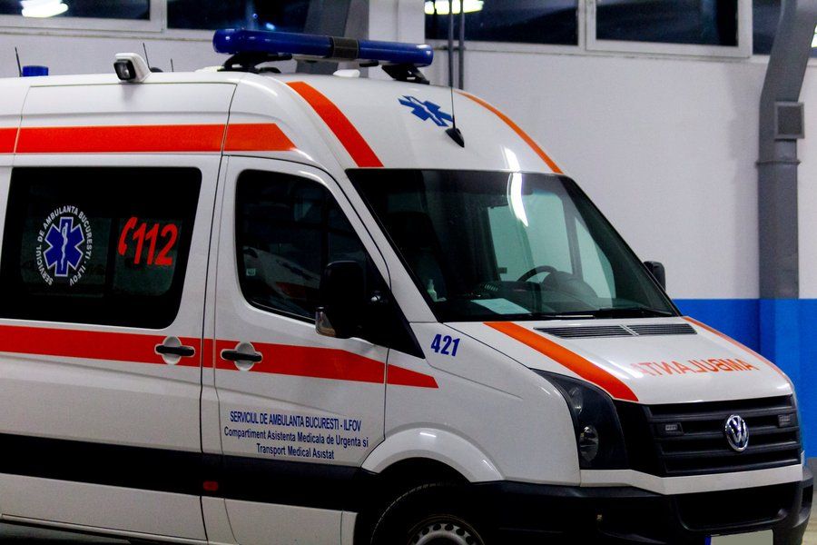O biciclistă a ajuns la spital, după ce a fost lovită de o mașină, la Titu