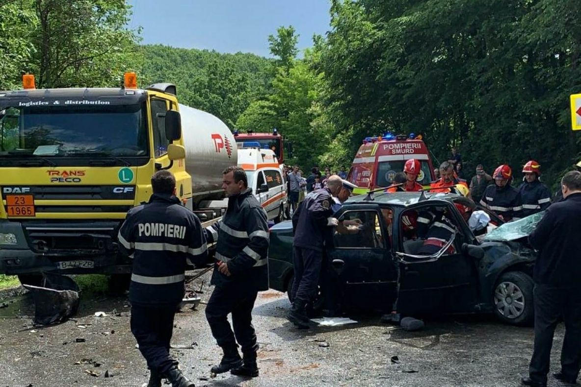 VIDEO Impact violent între o cisternă și o mașină. Trei persoane rănite
