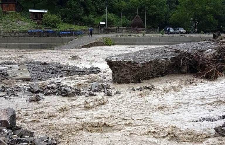 Cod portocaliu de inundaţii pe râuri din 23 de judeţe, în acest weekend