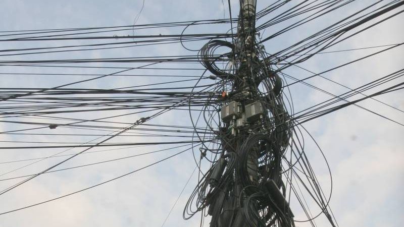 Deținătorii de stâlpi, ce susțin cabluri de comunicații, sunt somați, de primărie, să facă inventarul, la Târgoviște