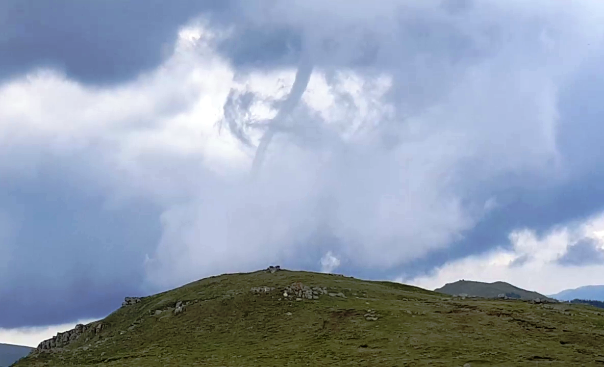 VIDEO O tornadă a fost filmată în Munții Bucegi, aproape de Piatra Arsă