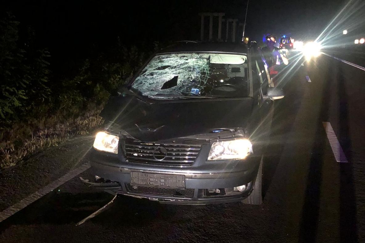 O persoană rănită grav, după ce o mașină a ieșit în decor, la Târgoviște