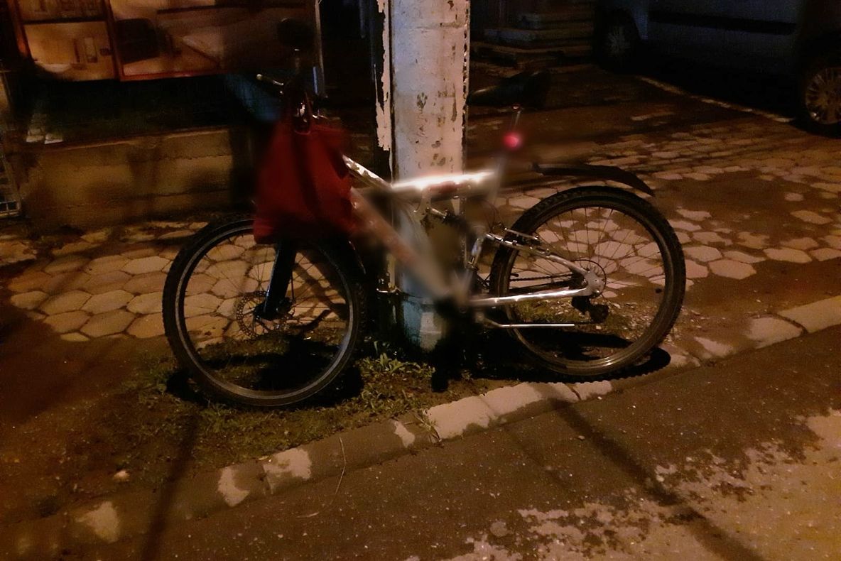 Un biciclist s-a izbit de un stâlp. În urma impactului, victima a ajuns la spital