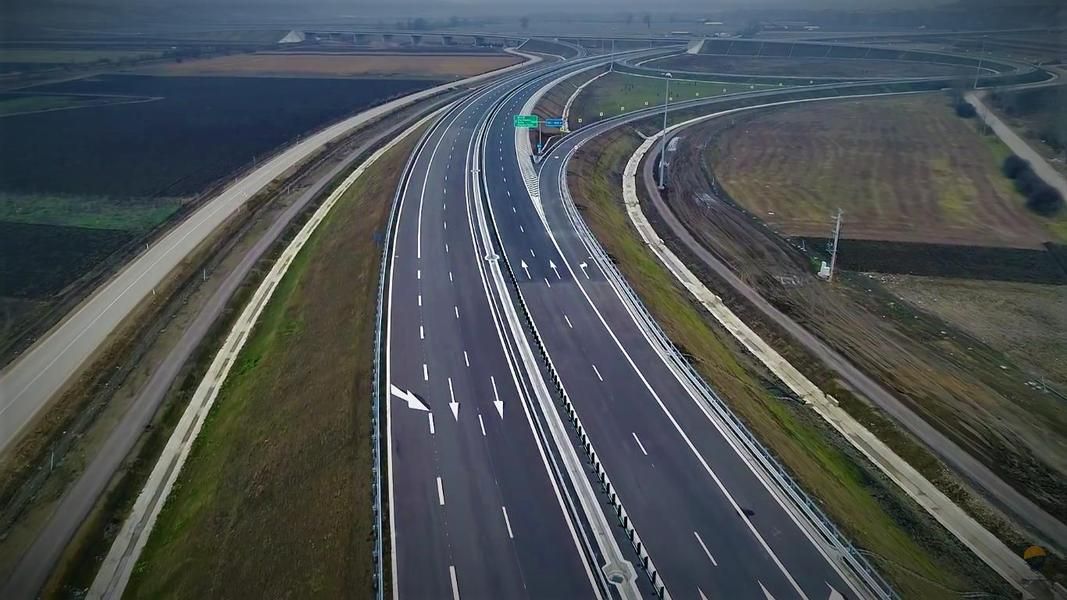 Secene ireale pe A1. O femeie, pasager într-o mașină, amenințată cu pistolul în trafic