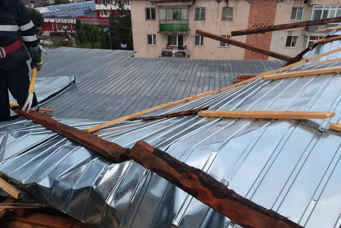 Foto| Furtuna face probleme în Dâmbovița. Acoperișuri smulse la Pucioasa, iar DN 71 este blocat de un  copac